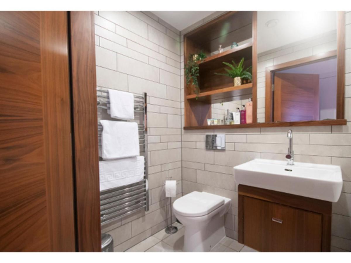The Most Central Apartment In Кардифф Экстерьер фото