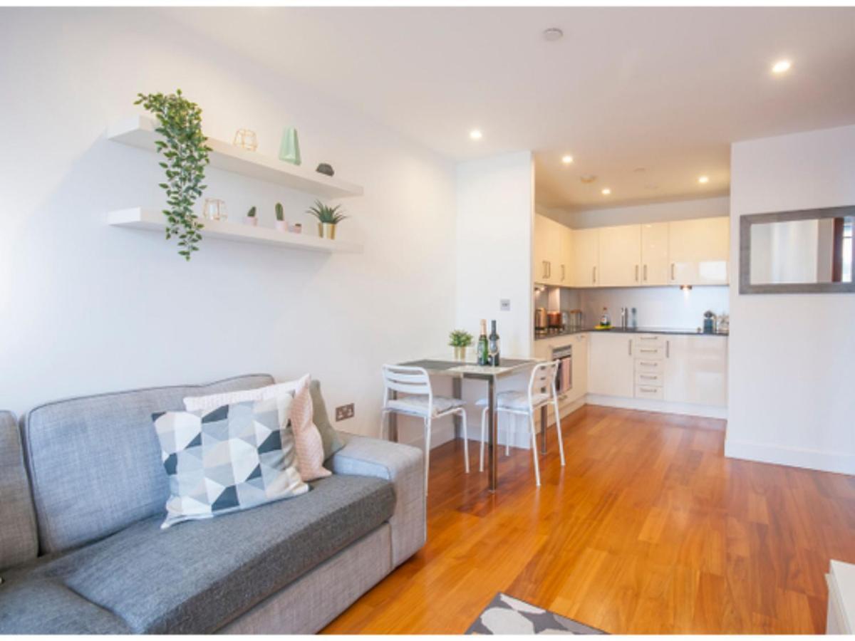 The Most Central Apartment In Кардифф Экстерьер фото